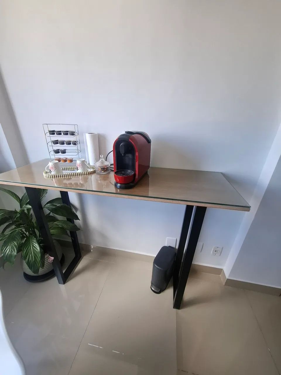 Aparador em MDF e tampão de vidro temperado 