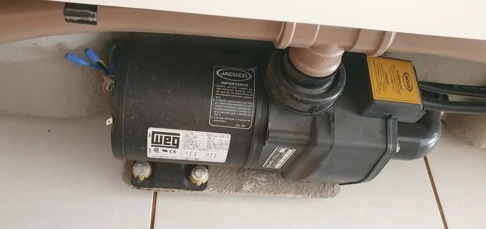 Banheira de Hidromassagem tam 1,70X0,75 cor Branca Marca Jacuzzi - completa c/ motor e aqu - Foto 4
