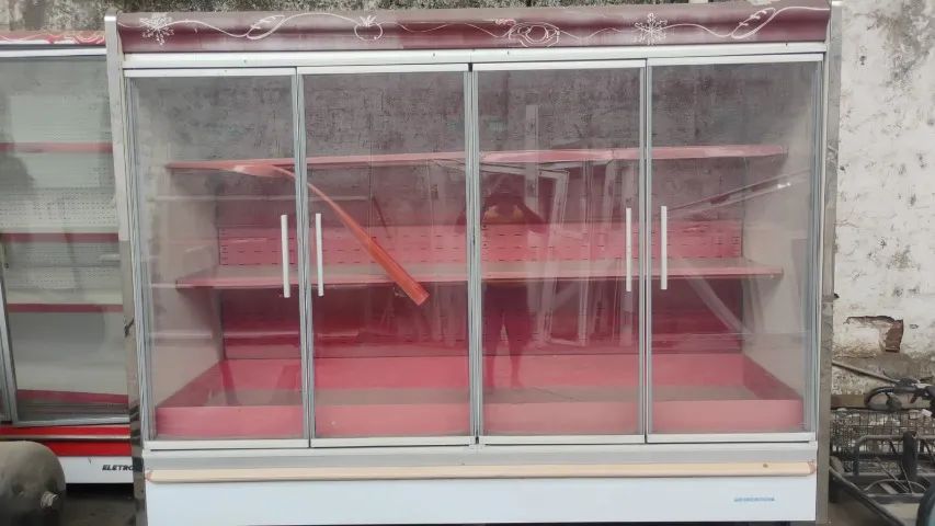 Expositor de frios com 4 portas. Valor: 1.200,00 reais.
