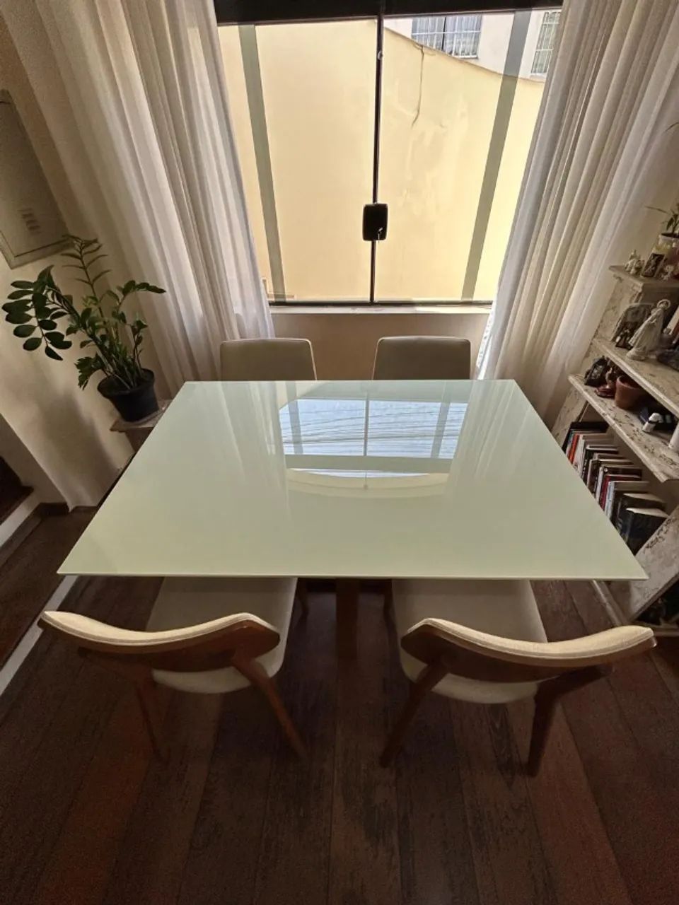 Mesa de Jantar e 4 Cadeiras de Madeira, Laca e Vidro