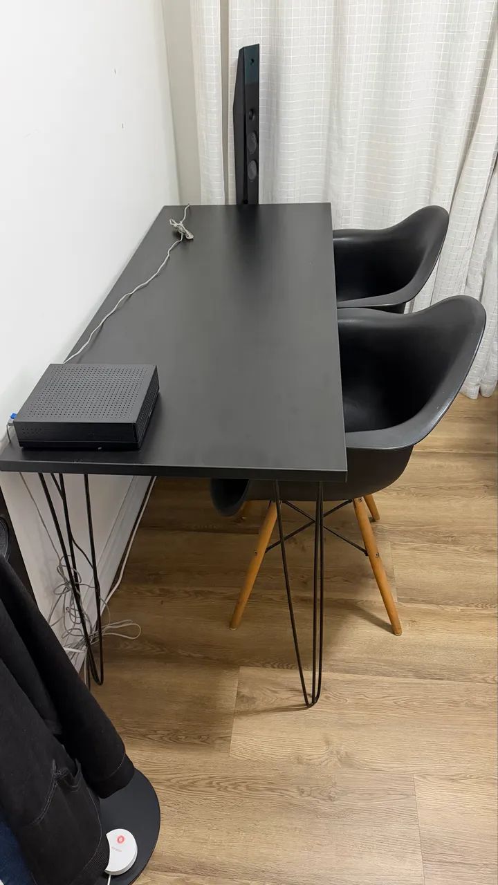 Mesa / escrivaninha com 2 cadeira eames com apoio de braço