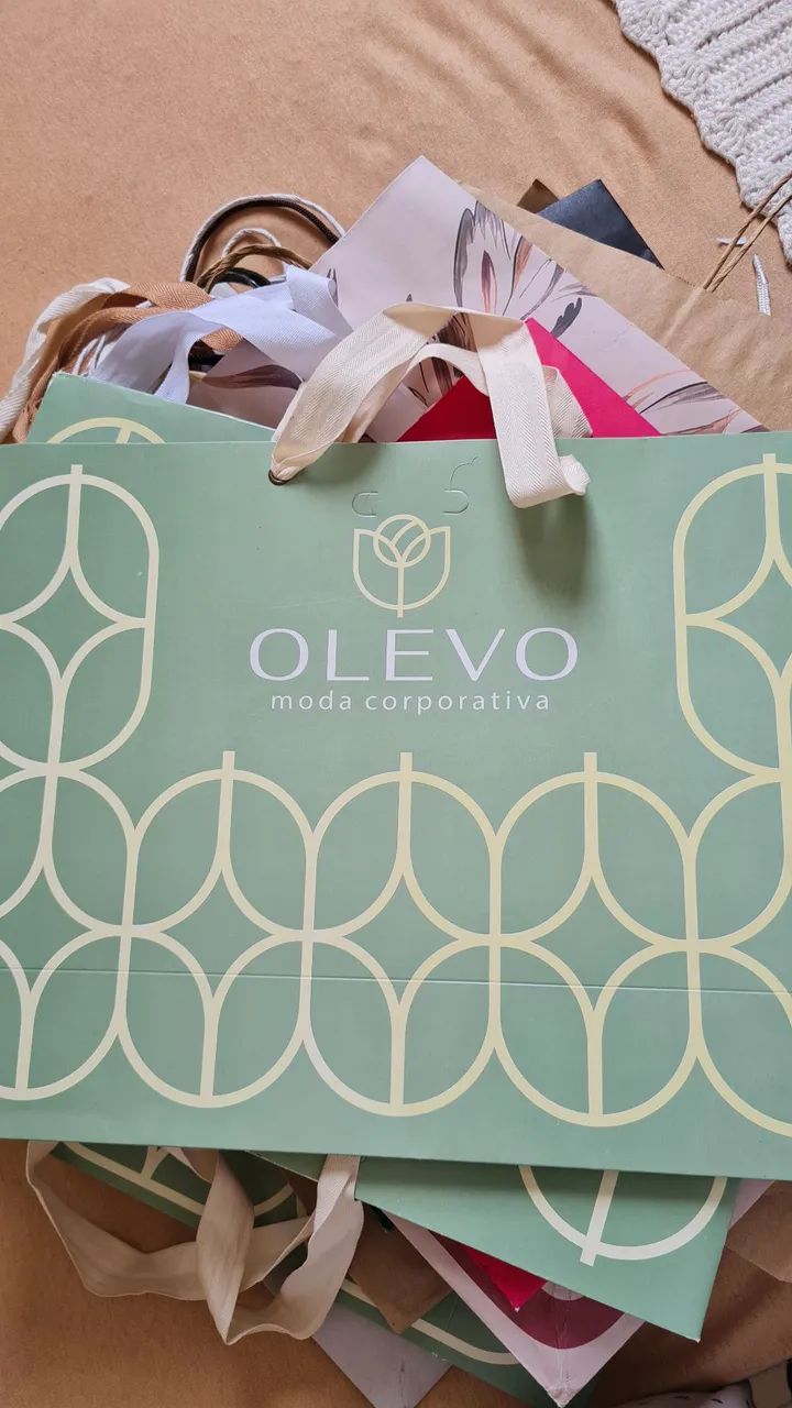 Diversas sacolas lindas lote para brecho em papelão várias marcas e grifes  - Foto 6