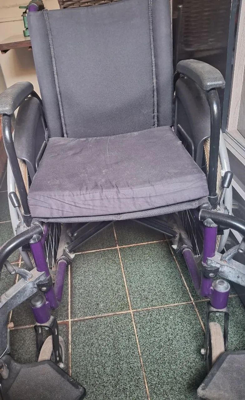 Vendo Cadeira de rodas alcochoada  - Foto 3