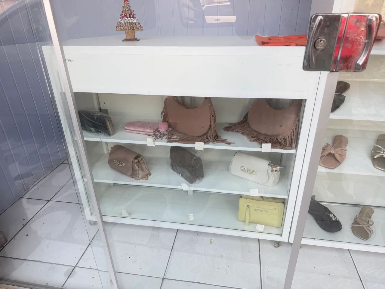 V vendo dois vitrine de sapatos e bolsas novas - Foto 3