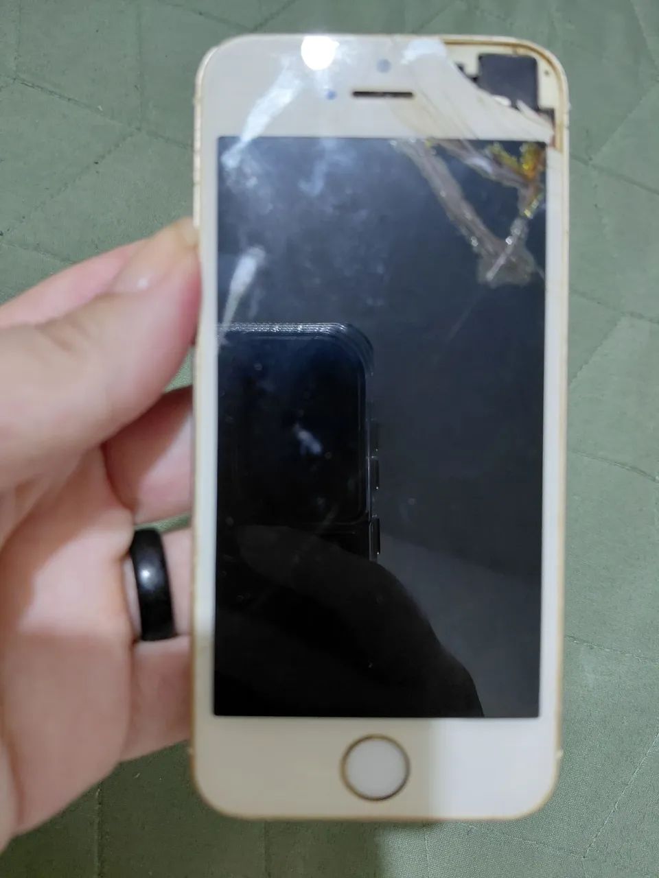 um iPhone 5s, modelo A1533.