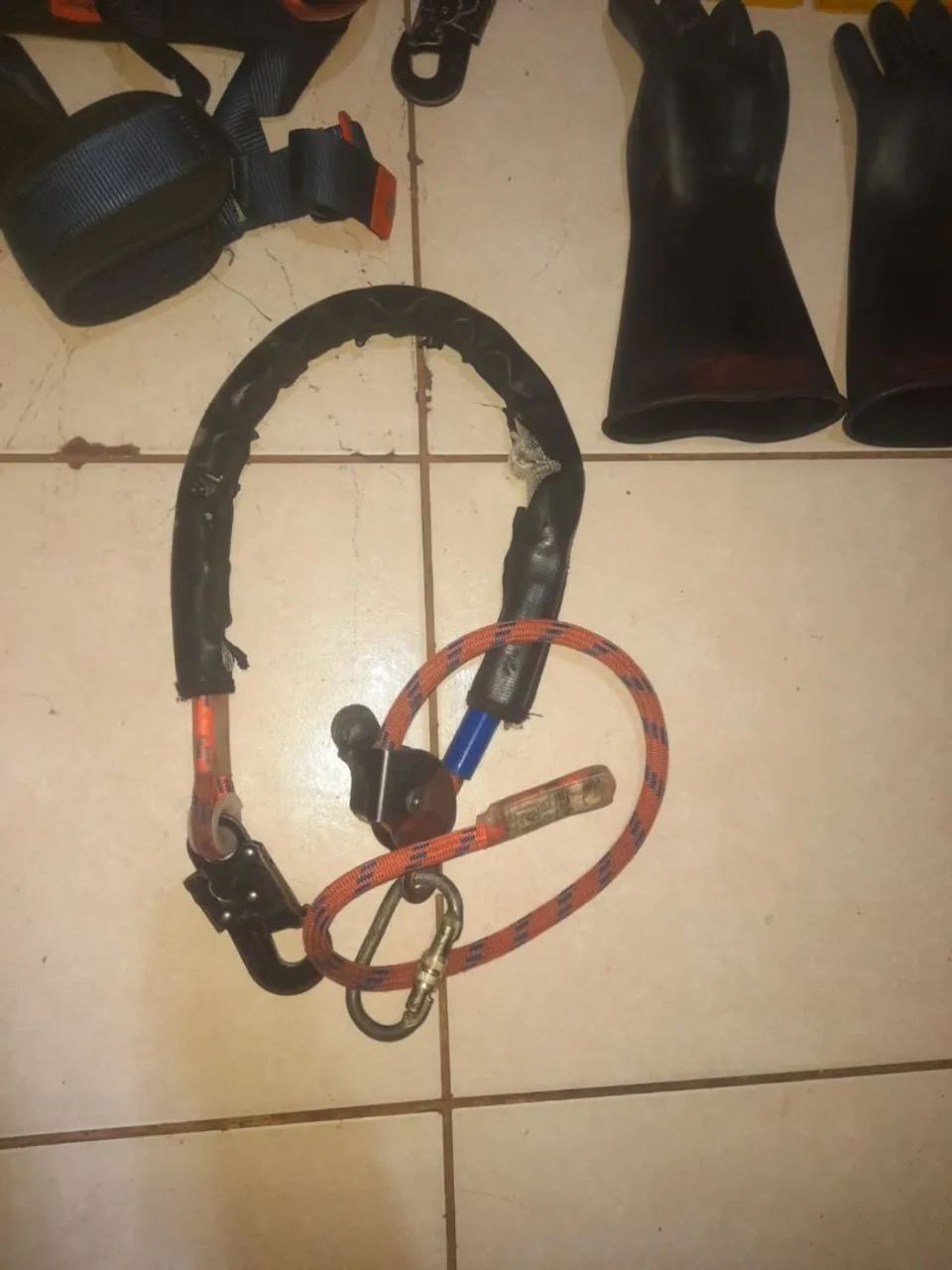 Cinto e talabaste trava quedas , luvas de eletricista  - Foto 3