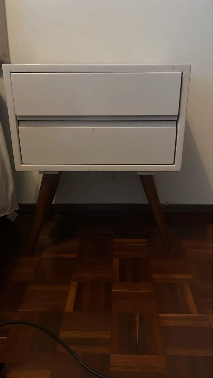 Mesa de cabeceira em madeira laqueada