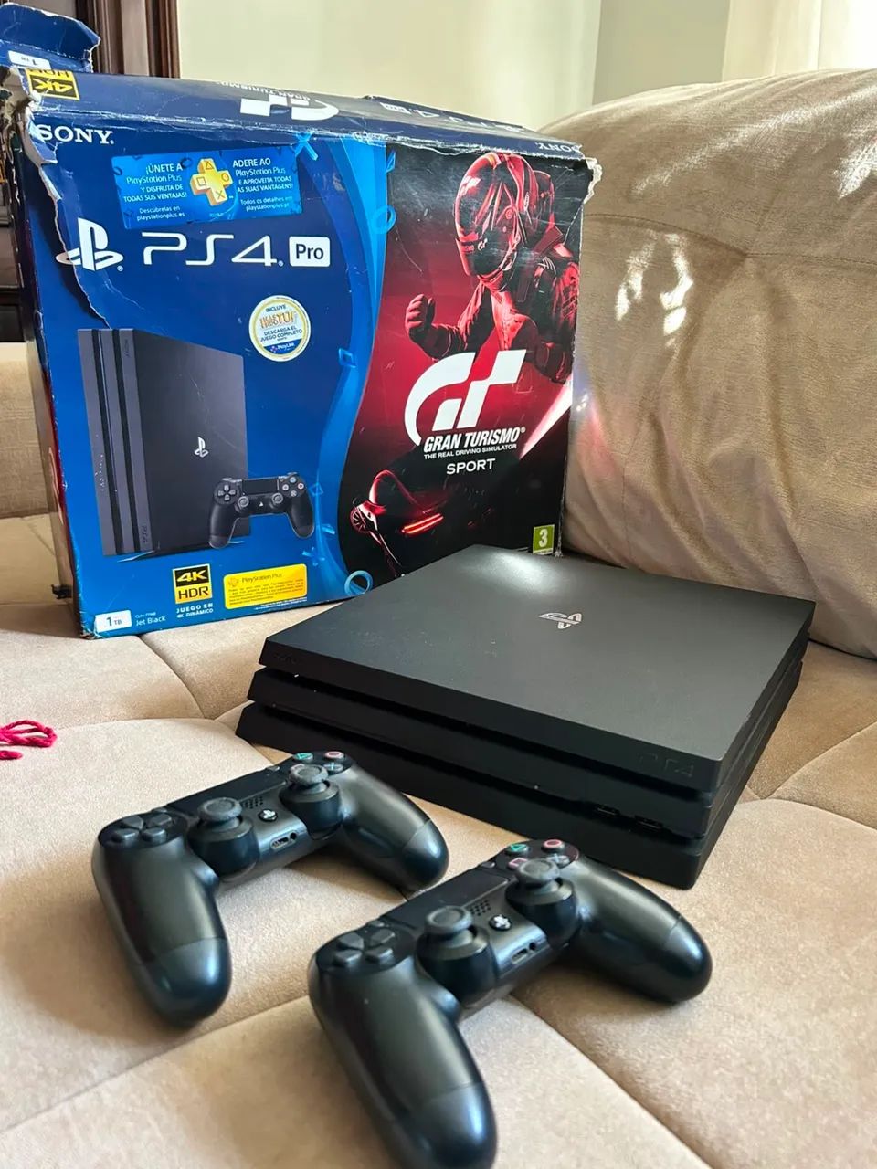Ps4 pro com 2 controles