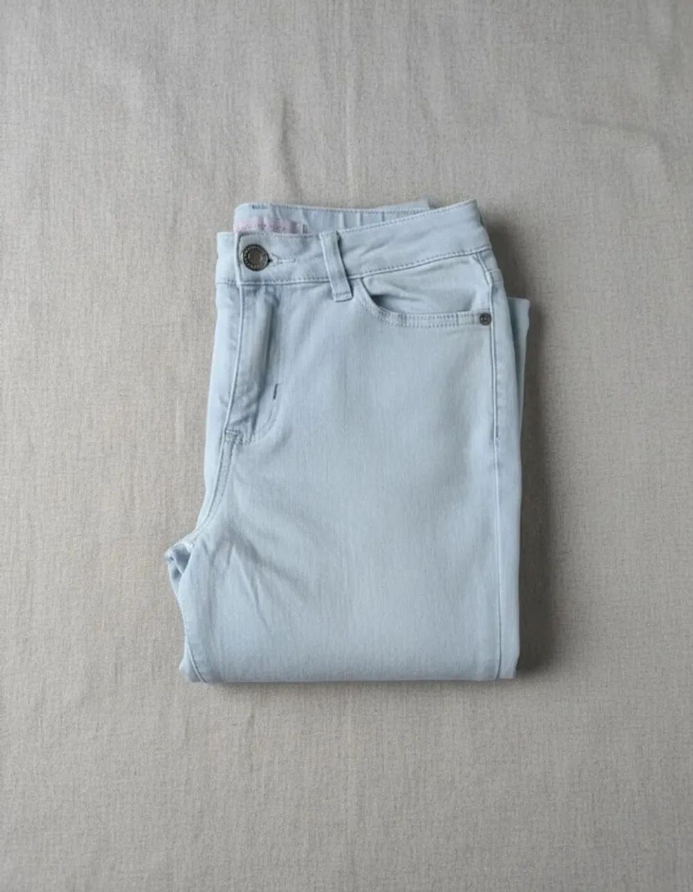 calça jeans sal e pimenta com detalhes em estrelas - Foto 5