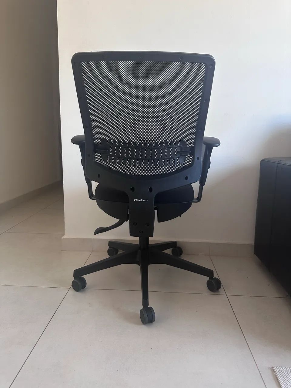 Cadeira de Escritório Flexform Uni All Black (preço original: 1.030,50) - Foto 4