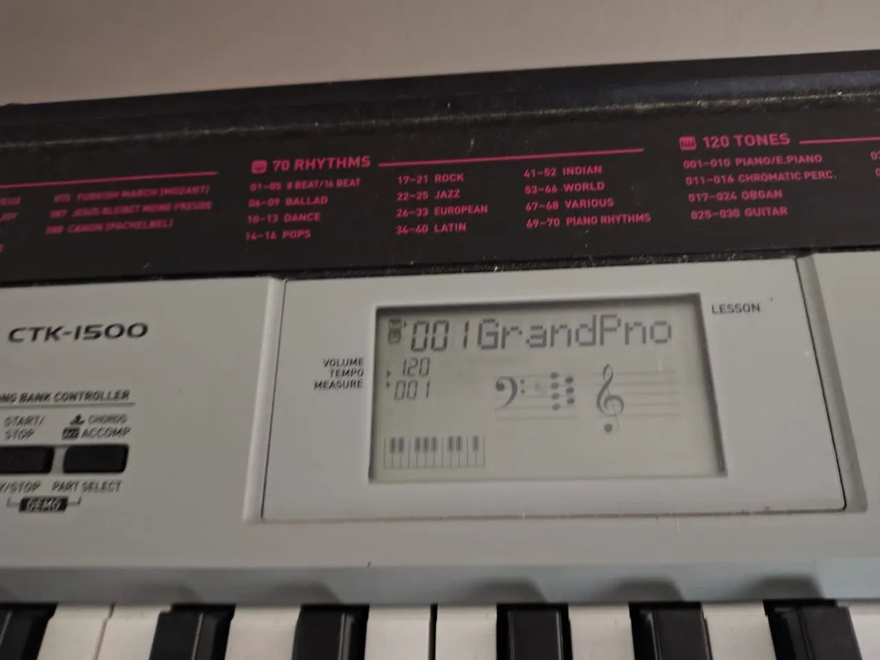 Vendo um teclado Casio CTK - 1500, com 100 Song Bank, 70 Ritmos, 120 ...