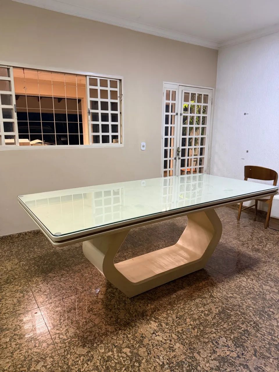 Vendo mesa de madeira com proteção em vidro  - Foto 2