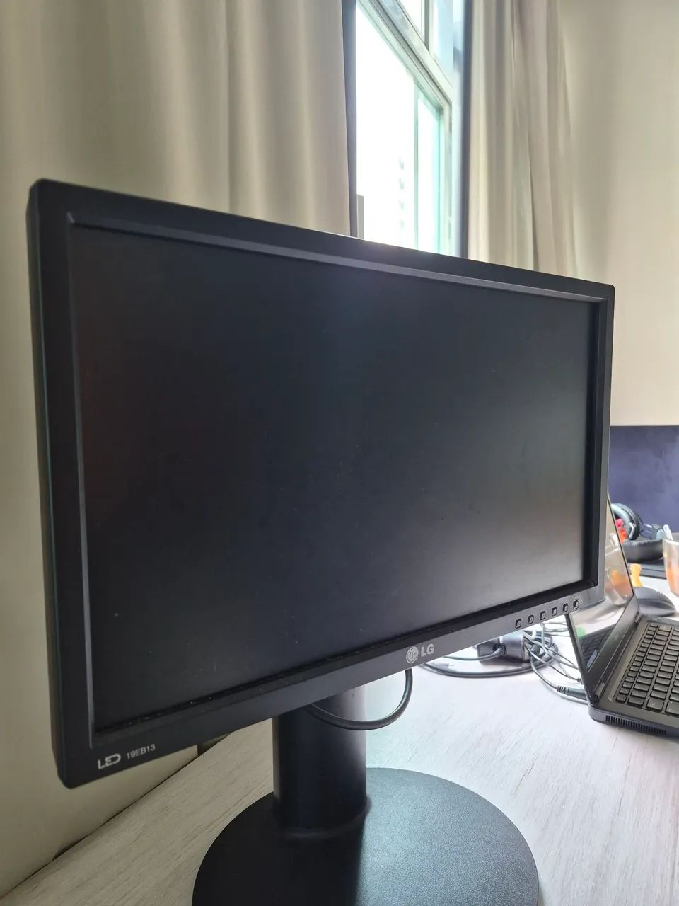 Monitor LED LG 19" (Modelo 19EB13) - Perfeito Estado e Pronto para Uso!