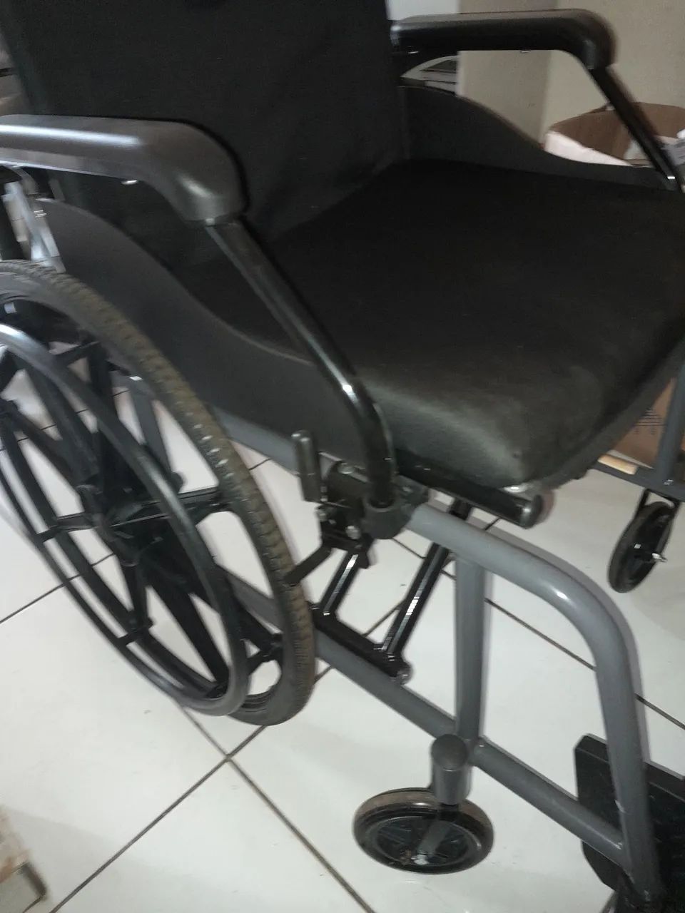 Cadeira de rodas manual confortável para 150kg, nova usada apenas uma vez. - Foto 3