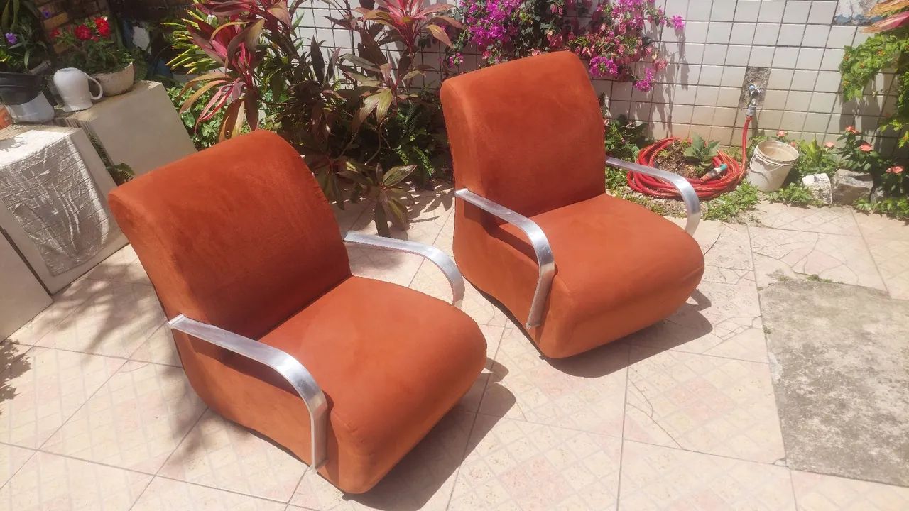POLTRONAS CONFORTÁVEIS ACOLCHOADAS COM BRAÇOS DE ALUMÍNIO POLIDO 