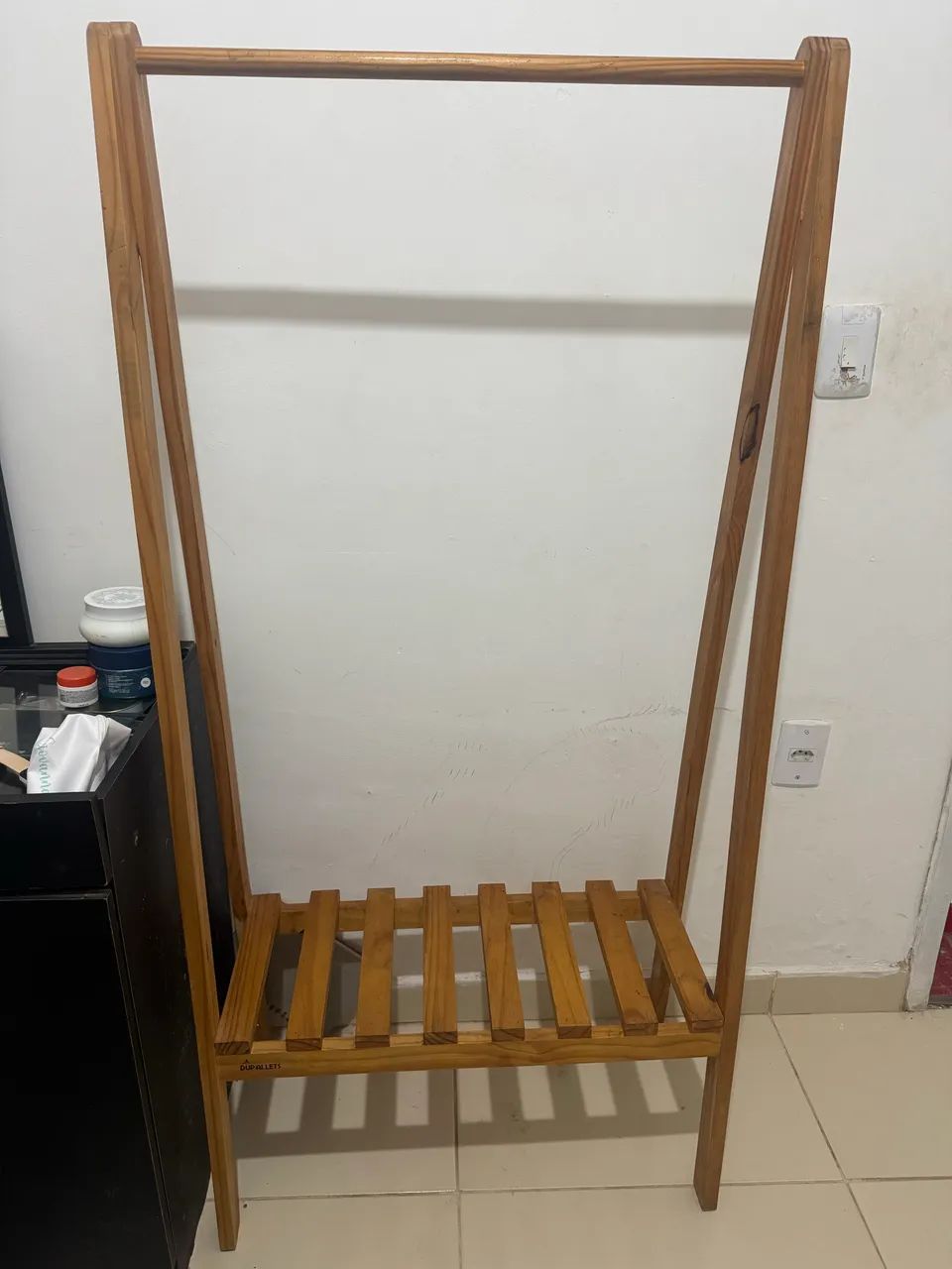     Arara de roupas de madeira