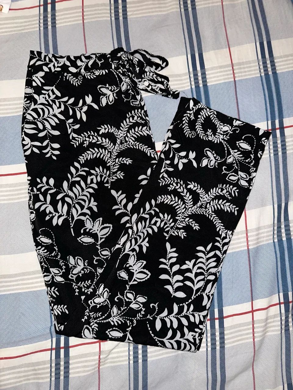 Calça estampada tecido leve estilosa com bolsos - Foto 2