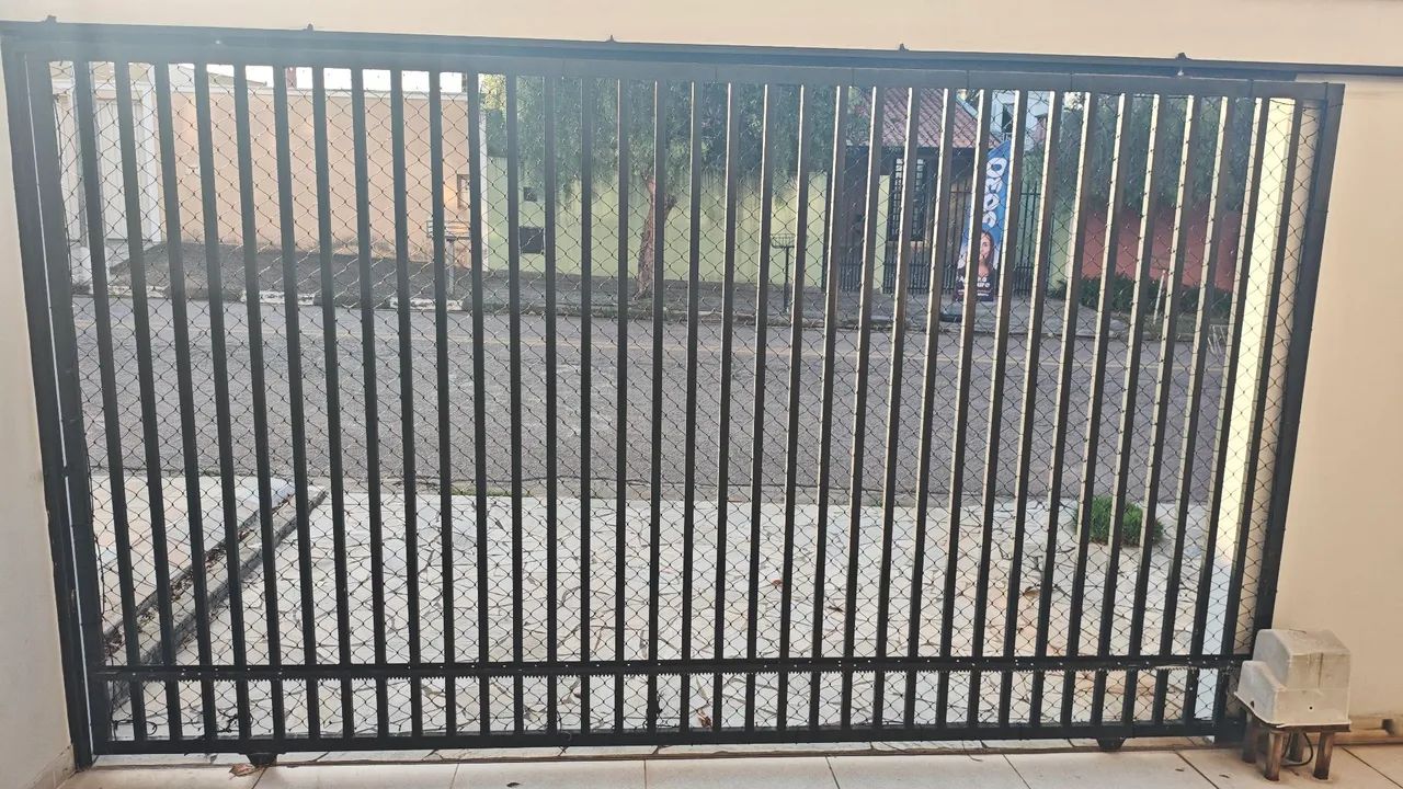 Portão de ferro deslizante pintado preto