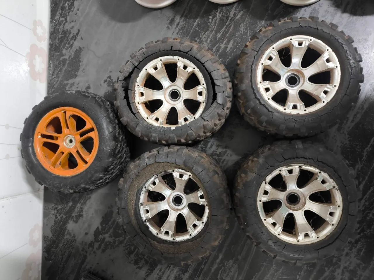 Várias rodas de automodelos sucata  - Foto 2