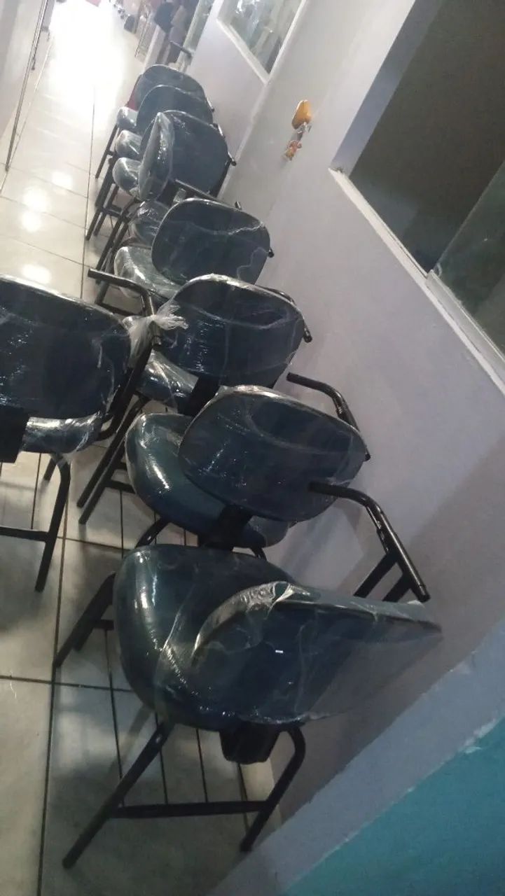Cadeiras escolares  em quantidade 150.00 .ZAP * . - Foto 5