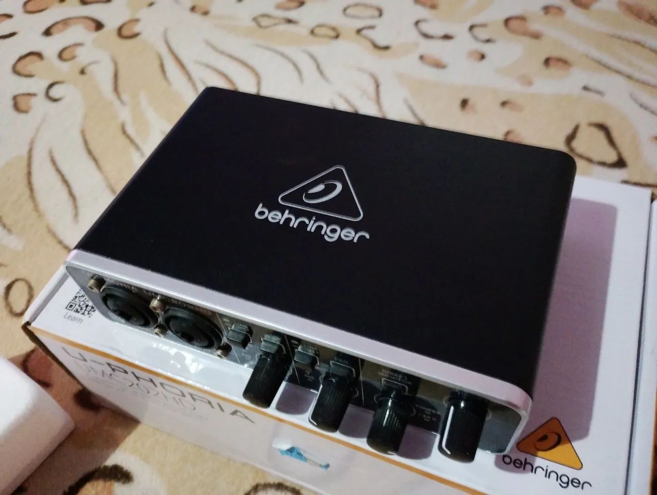 (Excelente estado) Interface de áudio USB Behringer U-Phoria UMC202HD, cor preta - Foto 4