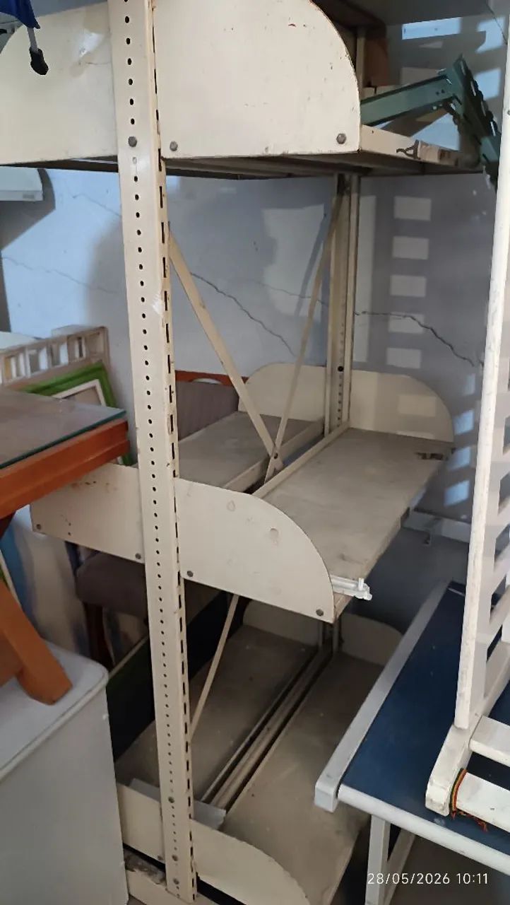 duas prateleiras estilo biblioteca
