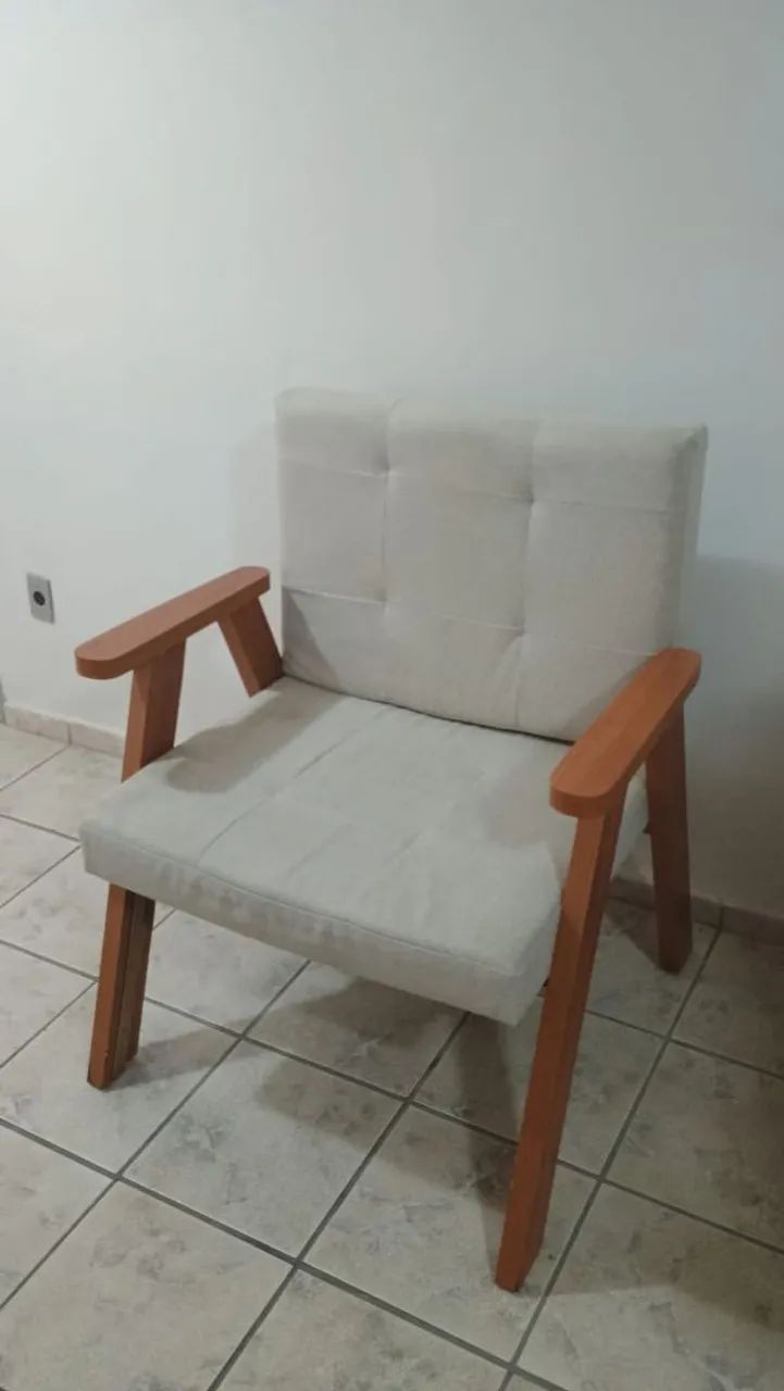 Poltronas de madeira com estofado  - Foto 2