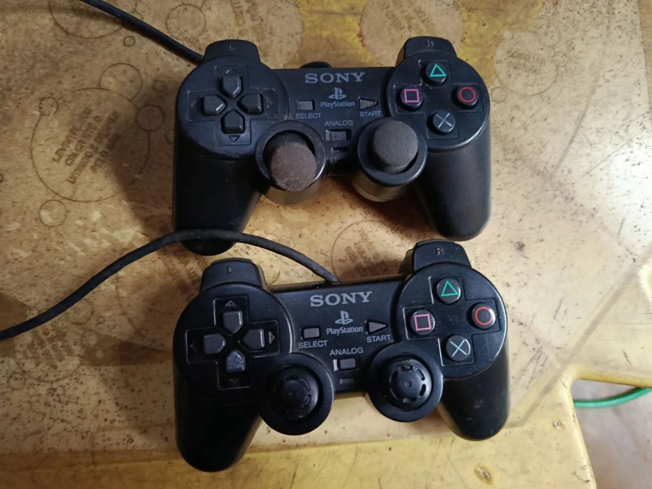 Dois controles PS2 