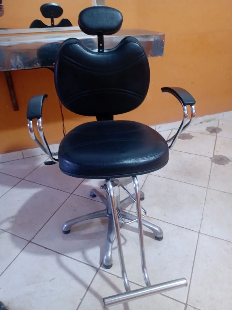 Cadeira, bandeirola, espelho e balcão para barbearia. - Foto 2