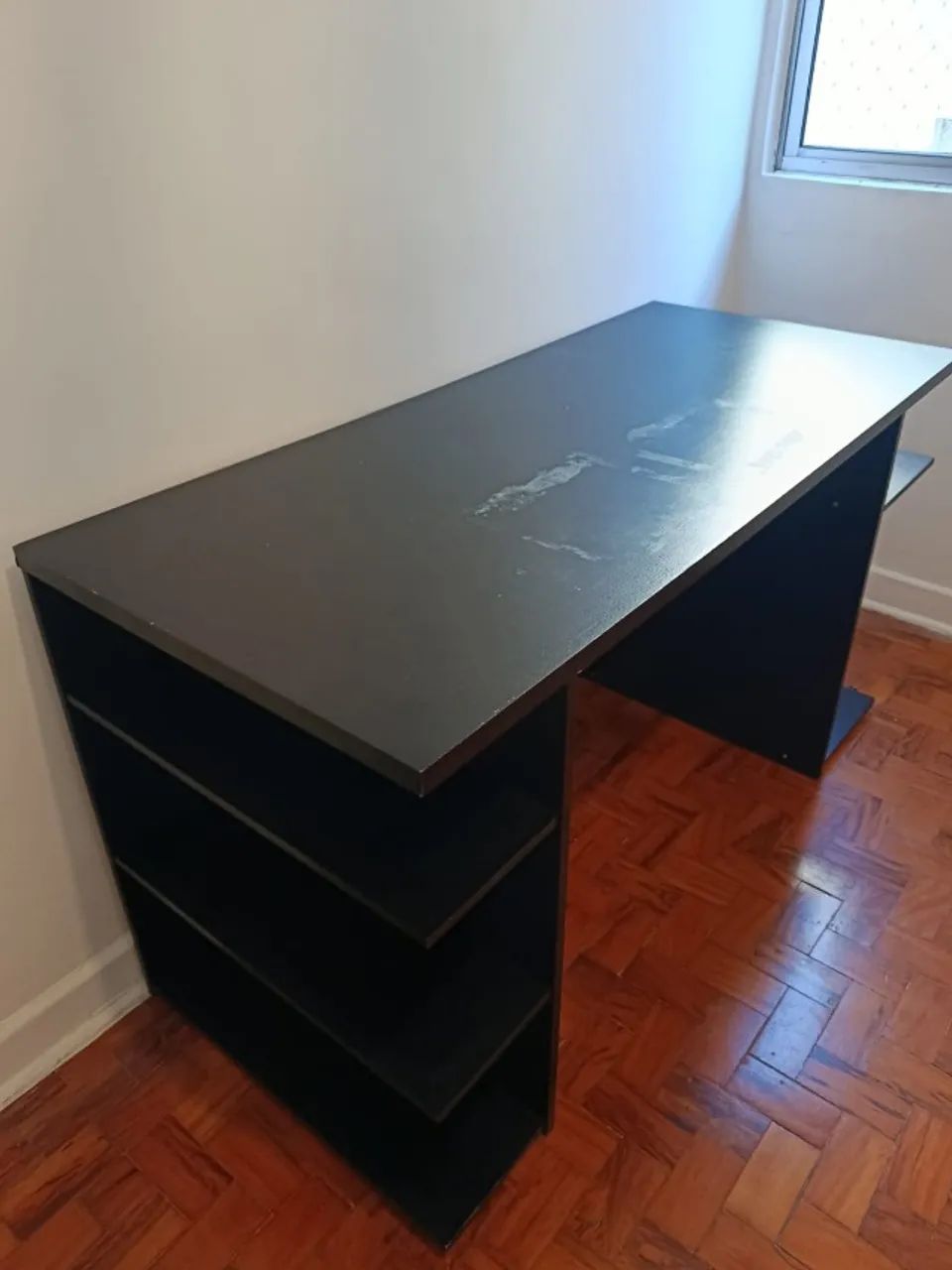 Mesa para escritório em MDF preto, com nichos laterais - Foto 3