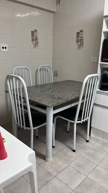 Mesa de granito com quatro cadeiras