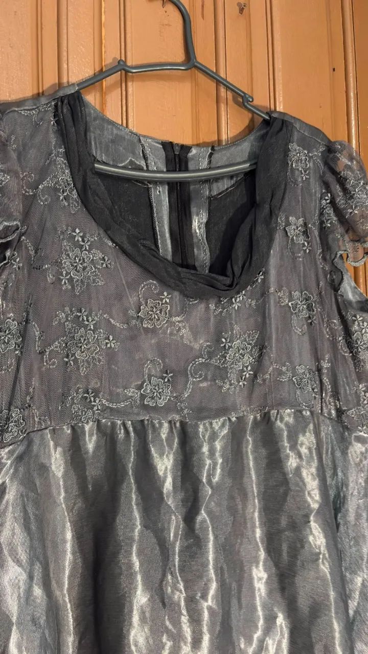 Vestido cinza com bordado - Foto 2