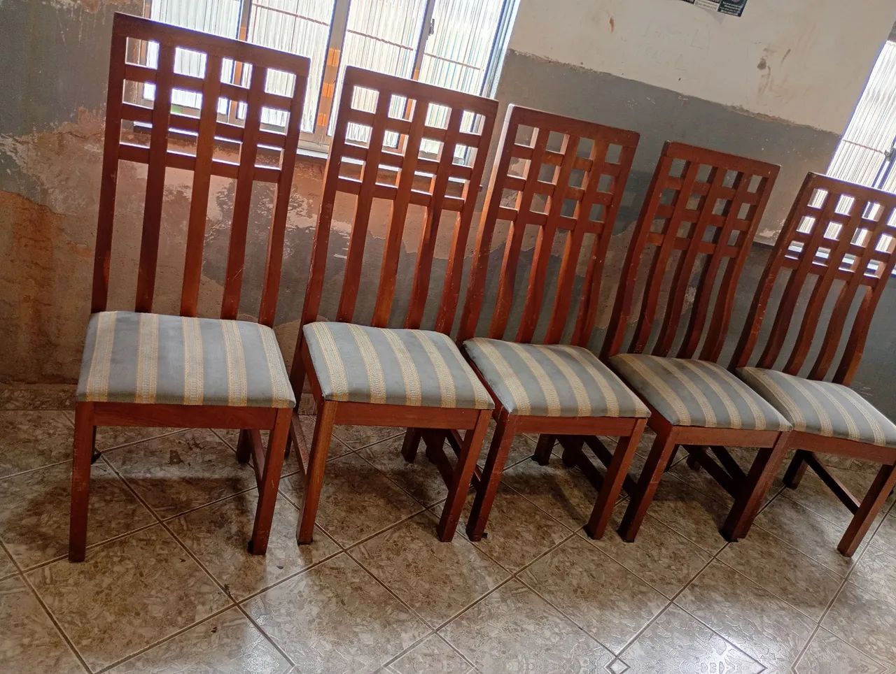 Vendo 5 cadeiras maciça 