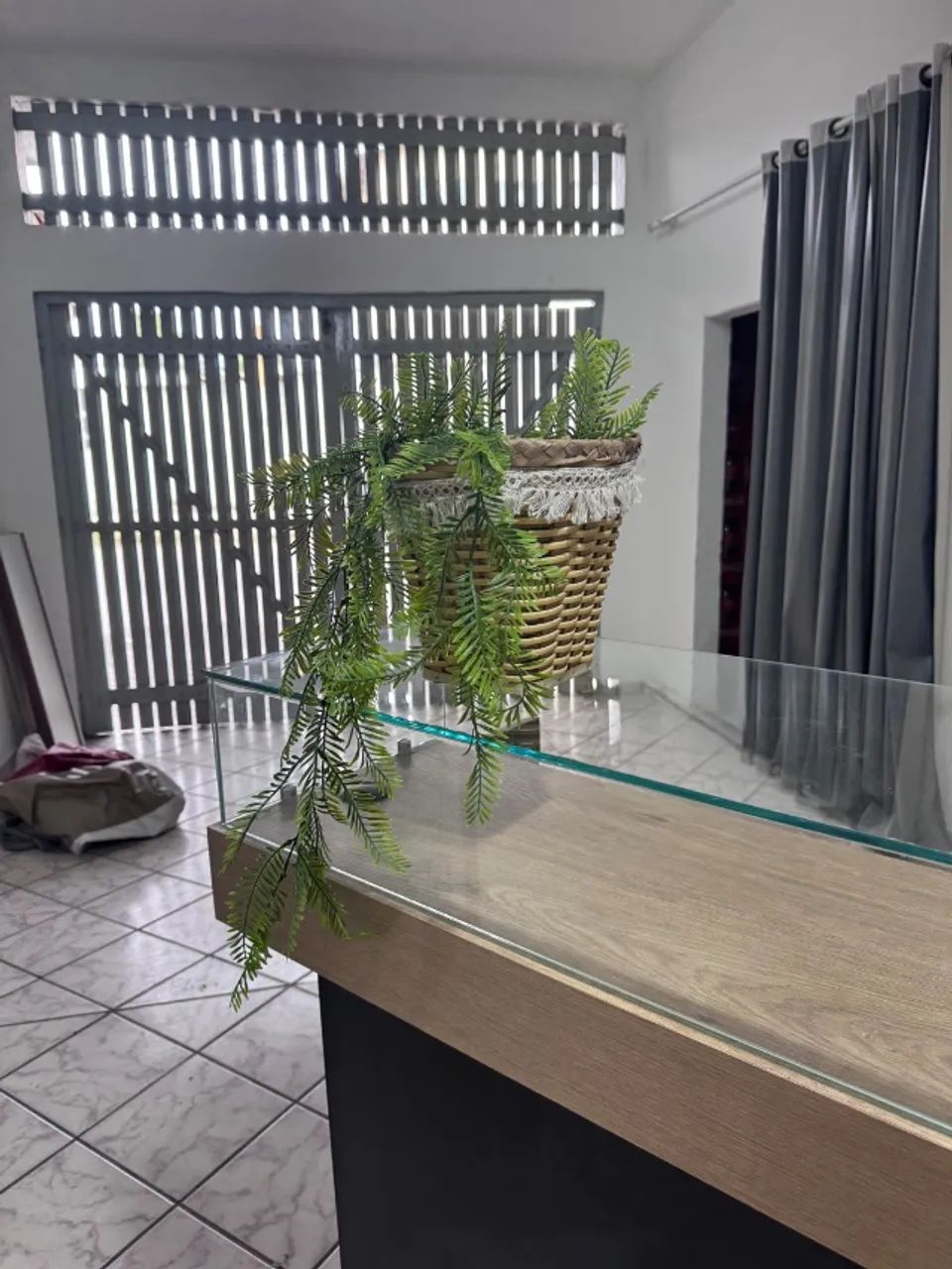 Balcão em MDF com expositor de vidro