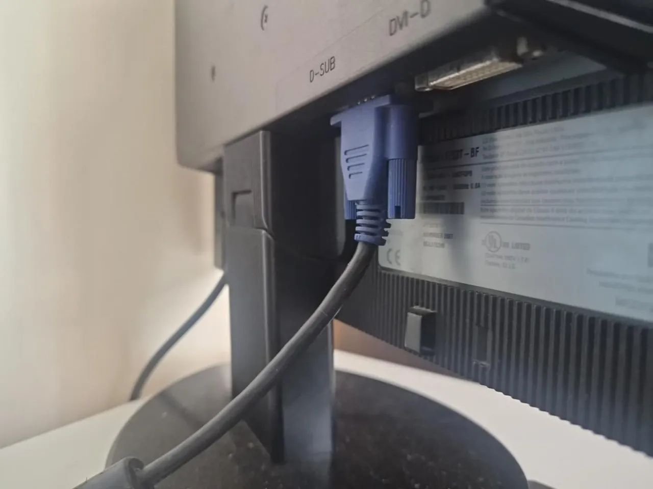 Monitor LG Flatron - Funcionando, com mancha na tela - Foto 3