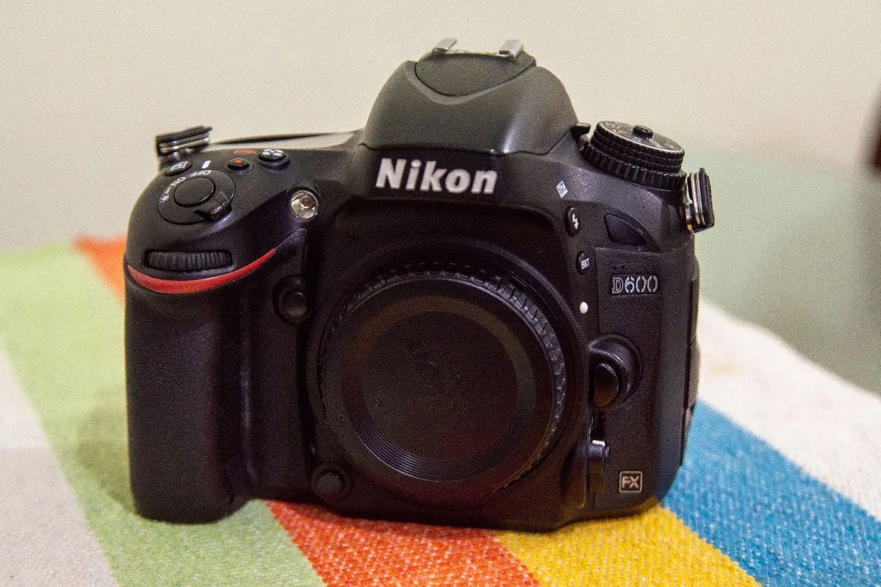 Câmera Full Frame Nikon D600 + Grip - Funcional e Pronta para Uso