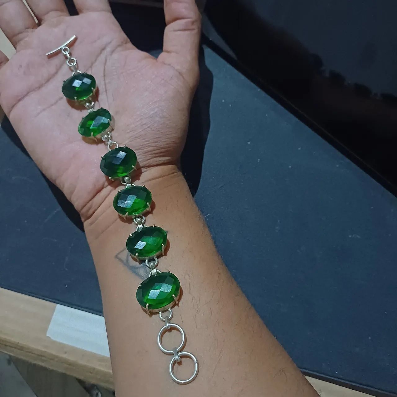 Pulseira banhada a prata com cristais verdes 