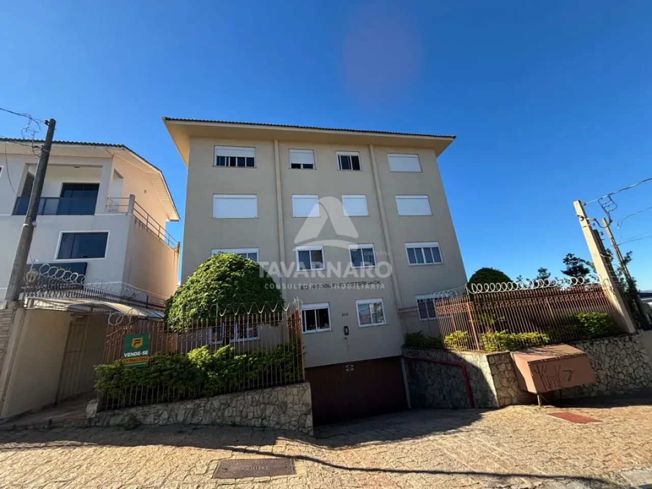 Amplo Apartamento Semimobiliado no Centro!