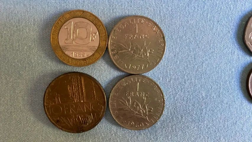 Moedas antigas de vários países.