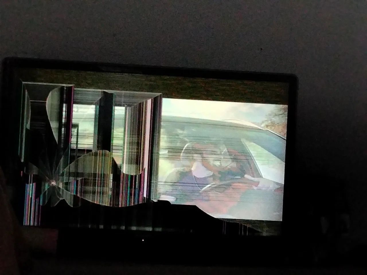 TV com tela quebrada ? para retirada de peças