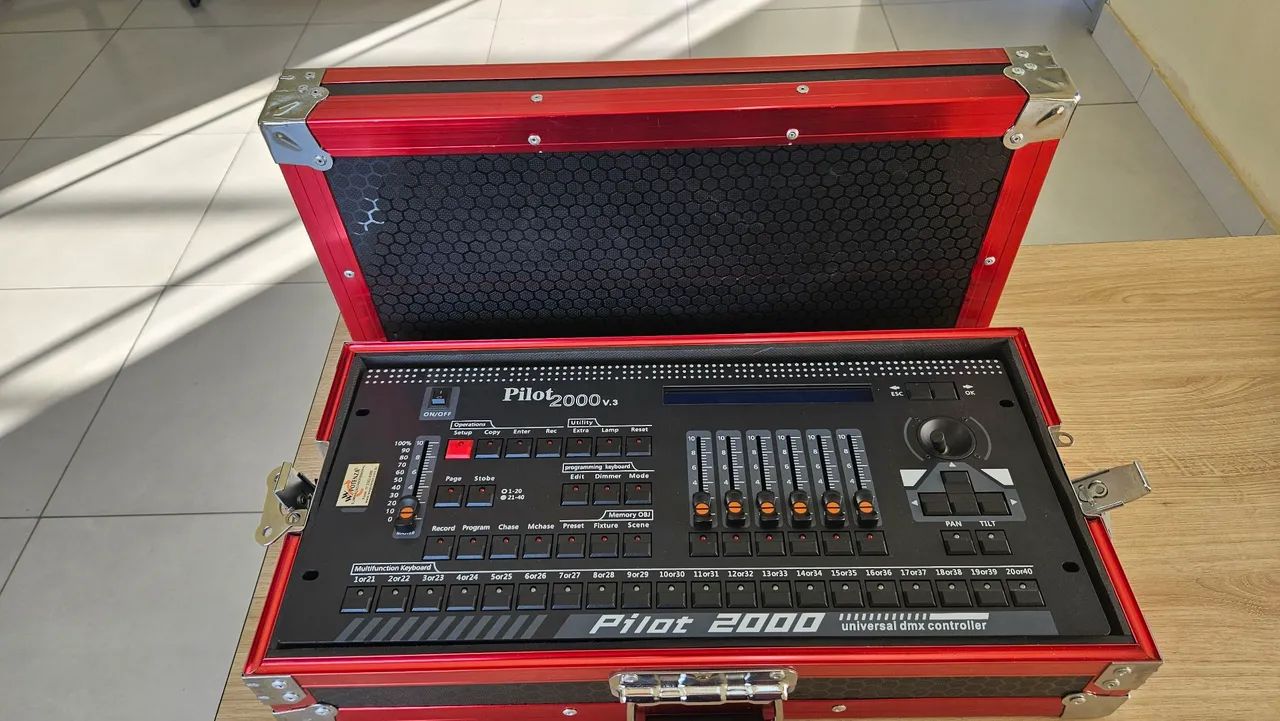Mesa DMX 512 Pilot 2000 com case. Nunca usada - Aparelhos de Som