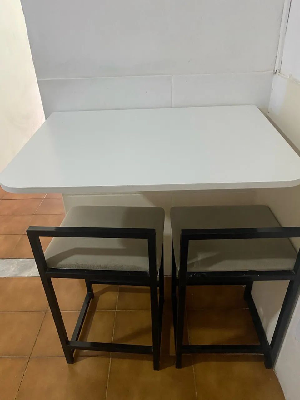 Mesa dobrável com dois bancos 