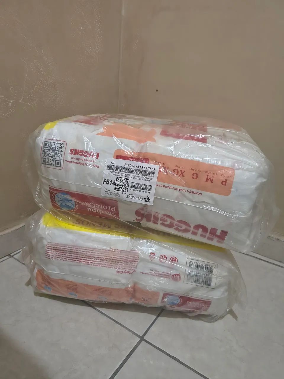 02 pcts fralda Huggies com 128unid cada - Foto 3