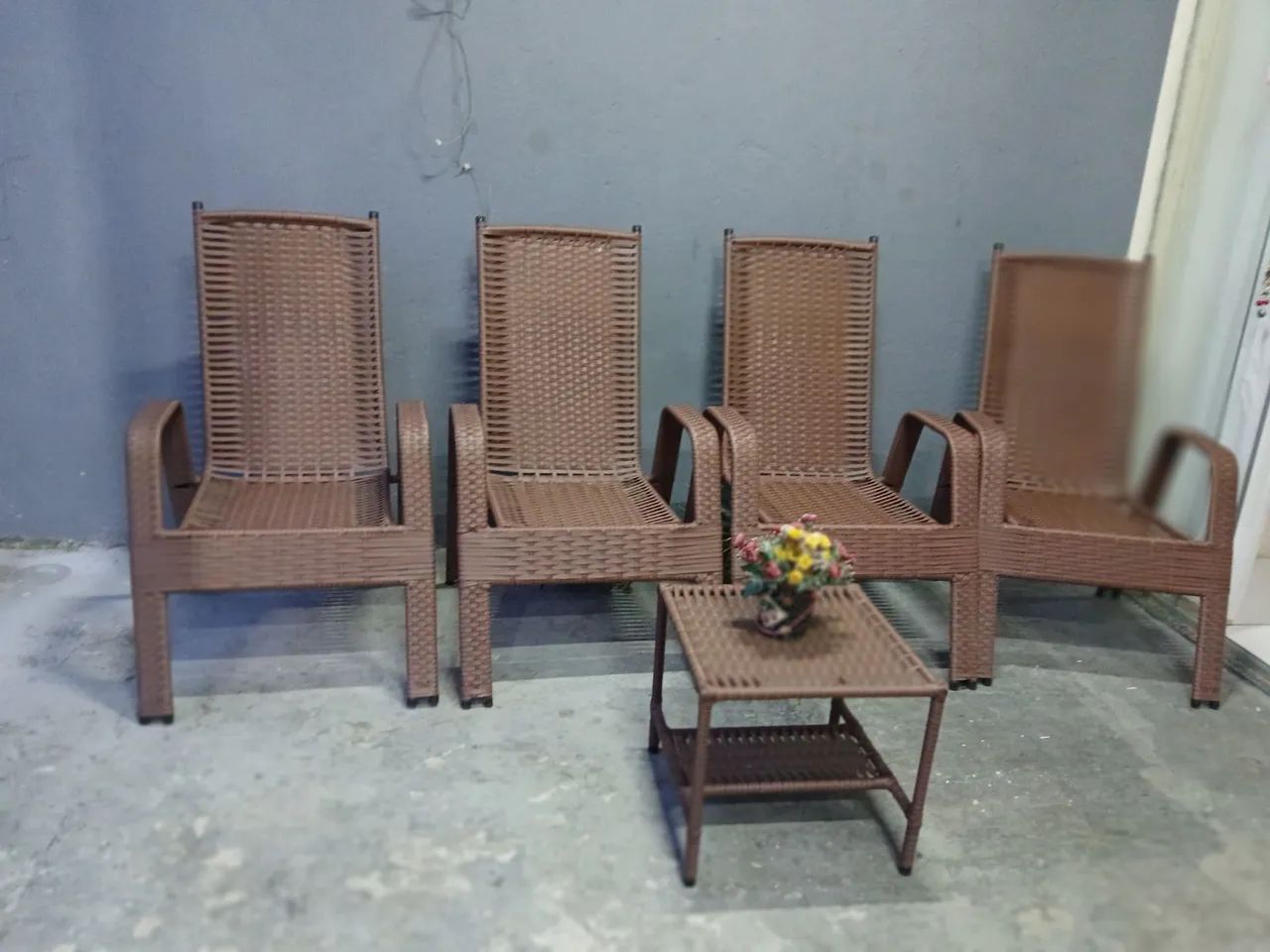 Conjunto de cadeiras com mesa de centro