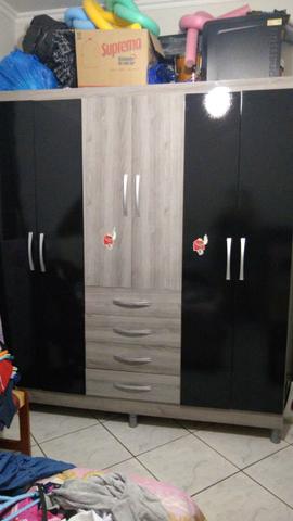 Guarda-roupas divido no cartão