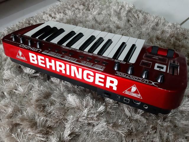 Controlador umx250 behringer novissimo