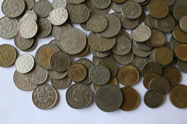 Lote com 100 moedas de Portugal de anos variados - Foto 3