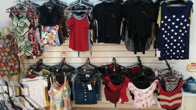 Roupas é móveis para loja
