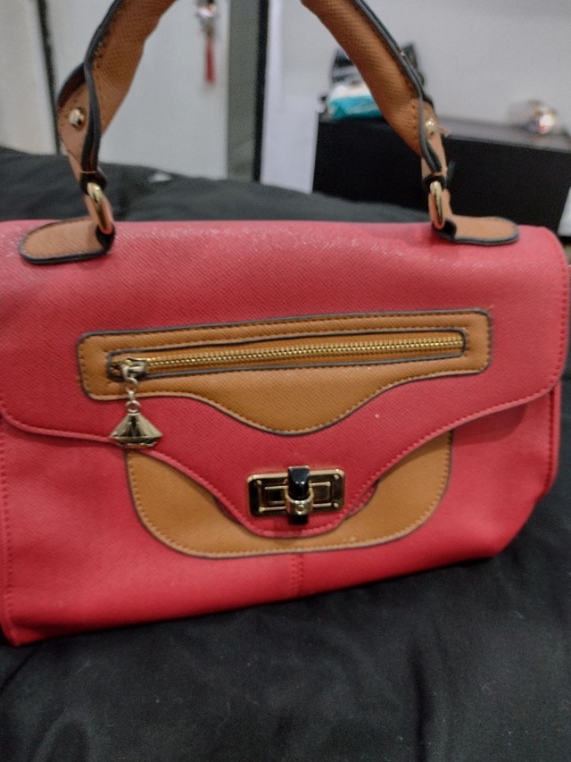 Bolsa vermelha e marrom com o cinto  - Foto 2