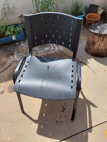 Cadeira de plástico com aço resistene